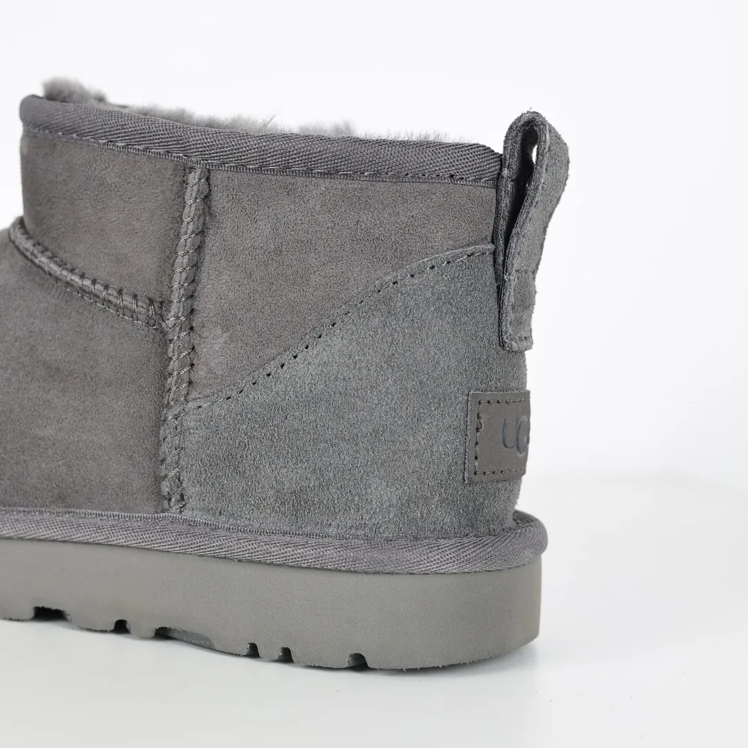 Pick up locally 💰480, core recommendation, good price UGG Classic MiNi basic low-top series, Xiaohongshu hot model, Henan Longfeng leather production, sheepskin integrated, top quality in the market, 2-3 cm cashmere insole, keeping warm in winter, suitable for home use. In the new year, uug launched a style series, which is partially biased towards the preferences of young consumers, and has also moved to the forefront of fashion trends. Shoe body material, water-repellent coated suede upper 17mm UGGPURE™ implanted wool insole Lightweight non-slip comfortable rubber outsole With brand LOGO Trademark Comes with full packaging Size: 35 36 37 38 39 40